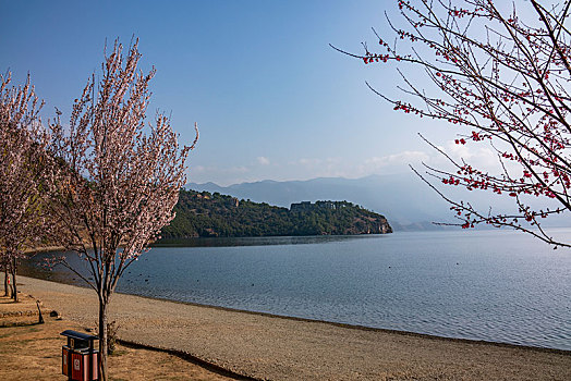 四川省凉山州泸沽湖沙滩