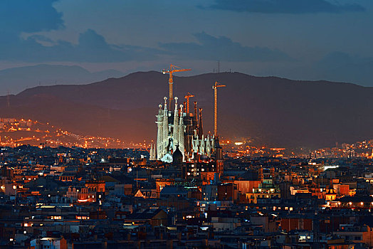 神圣家族教堂,城市天际线,夜晚,巴塞罗那,西班牙