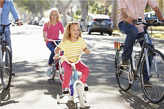 家庭,骑自行车,郊区,街道