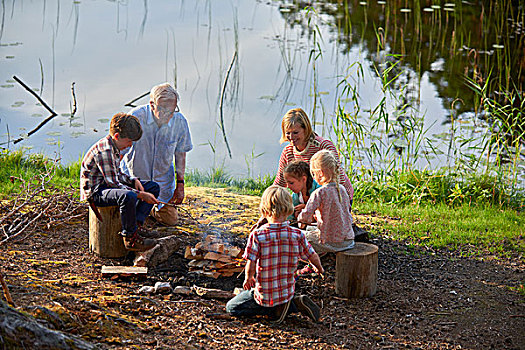 祖父母,孙辈,享受,营火,湖岸
