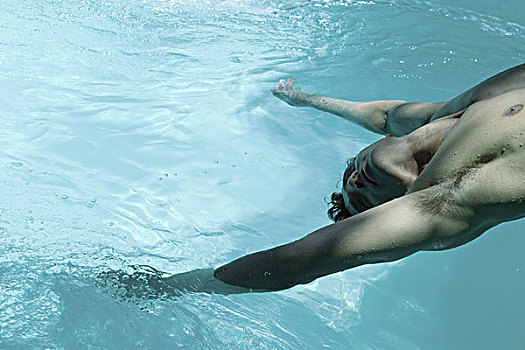男人,倚靠,向后,俯视,游泳池,悬着,手臂,水中