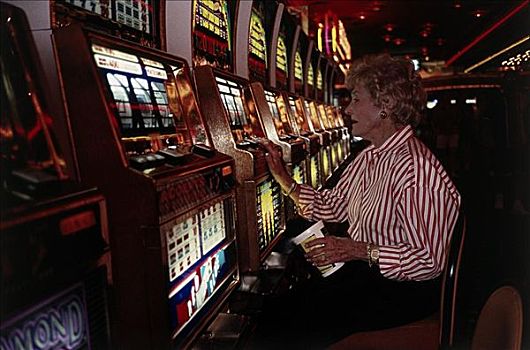 侧面,老年,女人,玩,投币机,赌场