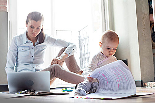 好奇,婴儿,女儿,看,文件,靠近,母亲,工作,笔记本电脑