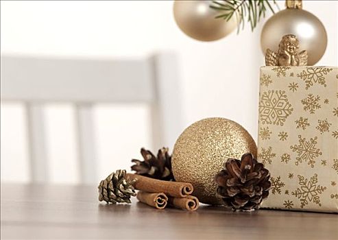 两个,小玩意,枝条,上方,包装,礼物,圣诞装饰
