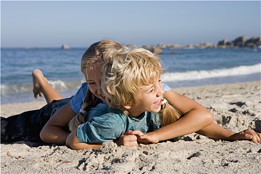 男孩,4-6岁,女孩,7-9岁,玩,沙滩,微笑,侧面视角