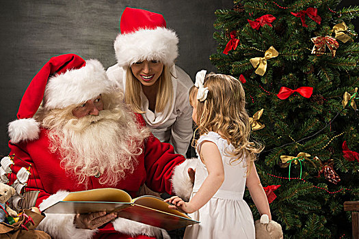 圣诞老人,坐,在家,家庭,小女孩,母亲,读,书本,一起