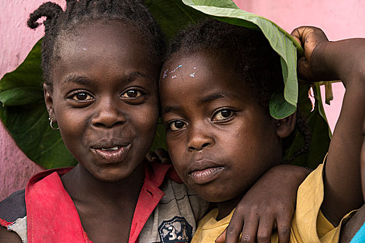 女孩,男孩,6-7岁,香蕉叶,头部,头像,部落,南方,区域,埃塞俄比亚,非洲