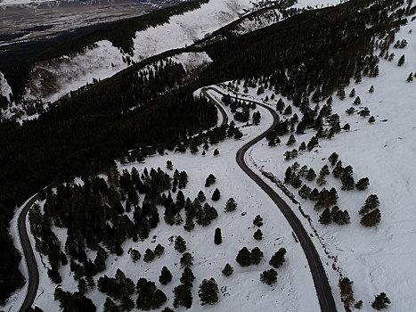 九月天山初雪美,雪岭公路别样景