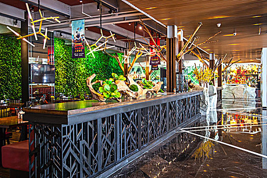 有绿植背景墙的特色自助餐厅