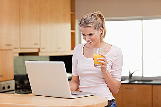 女人,笔记本电脑,喝,果汁