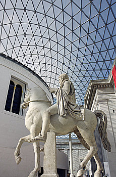 英格兰,伦敦,布鲁姆斯伯里,罗马,骑马雕像,伊丽莎白二世女王,中心,方院,大英博物馆