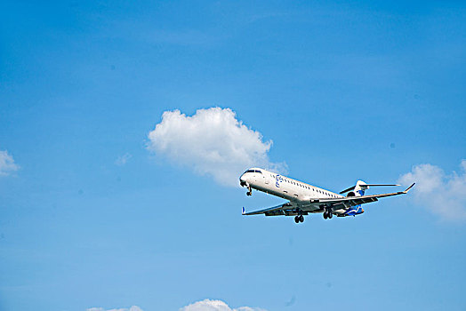 华夏航空的飞机正降落重庆江北机场