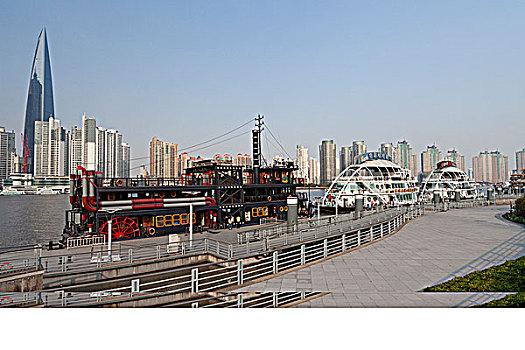 上海十六铺码头上停泊的旅游观光船