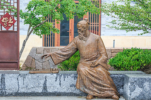 街头古人下棋雕塑,山东省青岛市即墨古城街景