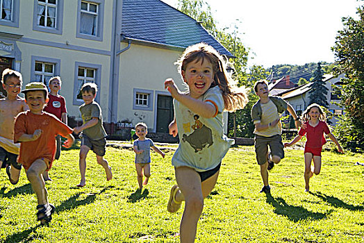 花园,孩子,跑,女孩,出生,朋友,兄弟姐妹,2-14岁,不同,有趣,高兴,活泼,喜悦,游戏,比赛,夏天,户外