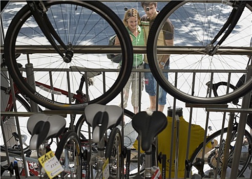 年轻,情侣,看,新,自行车,自行车店,橱窗展示,背景聚焦,俯视图