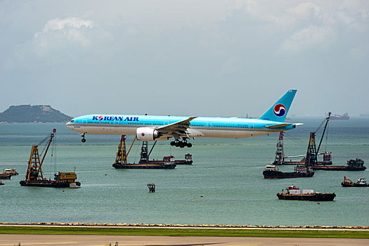 一架大韩航空的客机正降落在香港国际机场