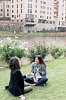 女同性恋伴侣,坐,草,靠近,阿尔诺河,给,收到,礼物,佛罗伦萨,托斯卡纳,意大利