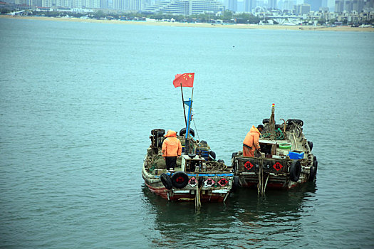 休渔倒计时一天,渔民检修渔船驾船出海捕捞