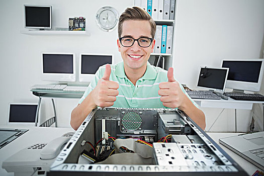 微笑,技术人员,工作,破损,电脑,展示,竖大拇指