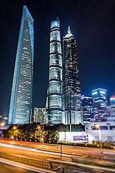 在现代建筑背景光迹在中国上海