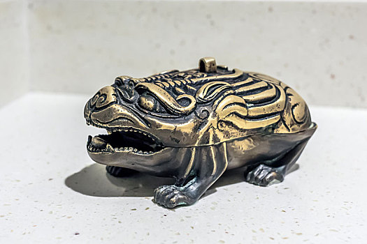东汉鎏金镶嵌兽形铜盒砚复制品,南京博物院馆藏