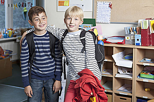 两个男孩,站立,并排,教室