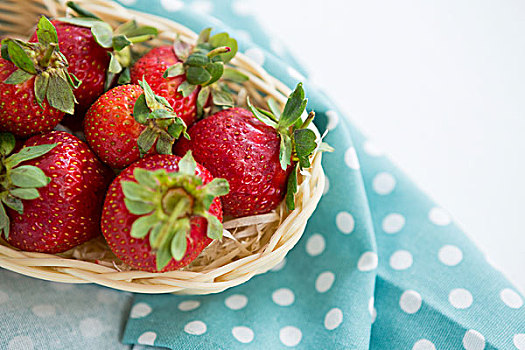 特写,新鲜,草莓,柳条盘,白色背景,背景