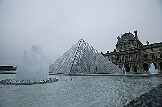 法国巴黎卢浮宫金字塔