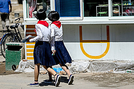 摄影师实拍朝鲜街头中学生,衣着漂亮得体精神青春阳光女生居多占80％
