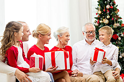 家庭,休假,圣诞节,人,概念,微笑,礼盒,坐,沙发,在家