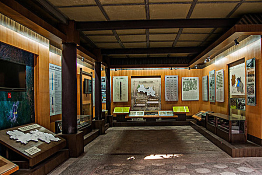 四川自贡市盐业历史博物馆展示的历代盐卤资源与井架分布资料