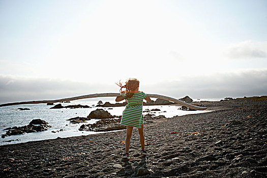 女孩,站立,海滩,浮木