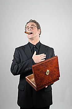 商务人士,穿,黑色套装,雪茄,嘴,拿着,雪茄盒