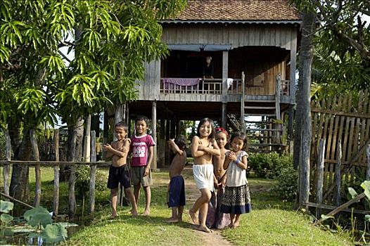 许多,孩子,在家,木头,柬埔寨