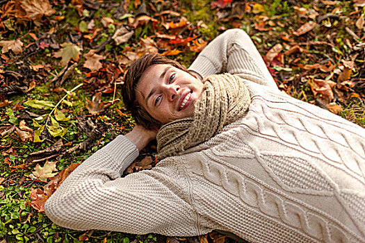 季节,高兴,人,概念,特写,微笑,男青年,躺着,地面,草,落叶,秋天,公园