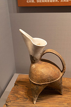 龙山文化时期夹砂褐陶鬶
