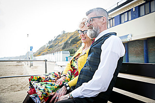 20世纪50年代,旧式,风格,情侣,向外看,海滩,长椅