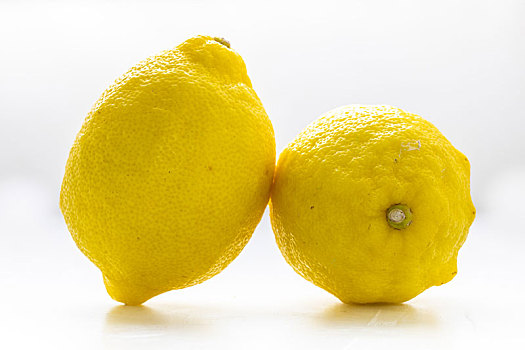 两个柠檬依靠在白色的背景中
