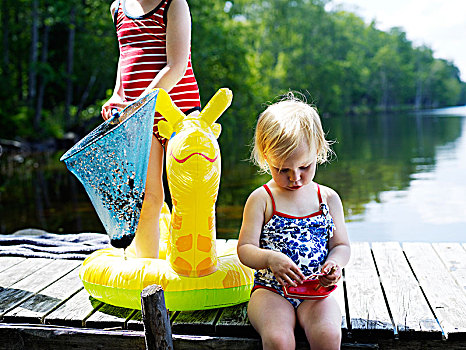 斯堪的纳维亚,瑞典,两个女孩,码头,拿着,玩具,渔网