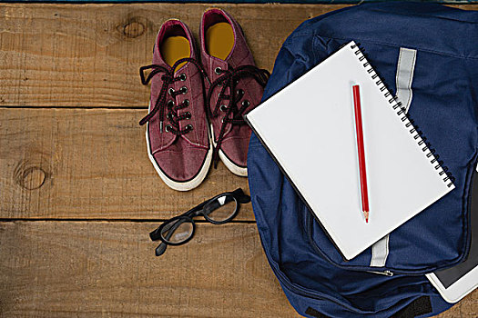 鞋,书本,铅笔,数码,书包,木桌子,特写