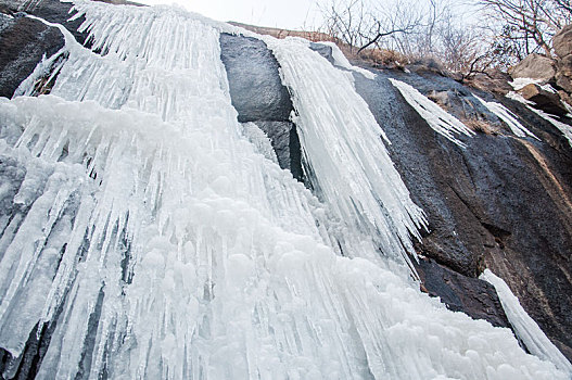 冬季山中峭壁上形成的冰瀑