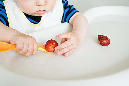 婴儿,吃,草莓