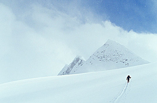 男人,屈膝旋转式滑雪,不列颠哥伦比亚省,加拿大