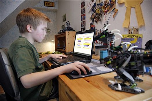 男孩,工作,电脑,在家,卧室,书桌,学习,学校,数学,程序