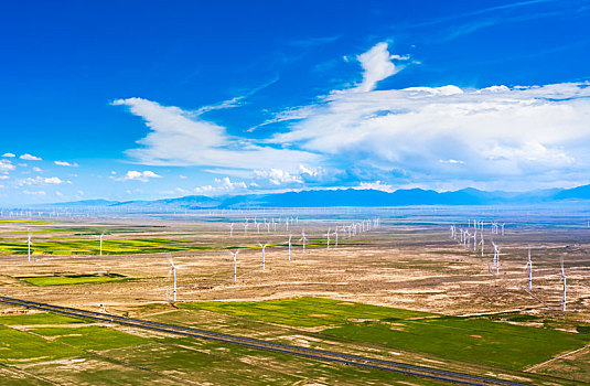青海省柴达木盆地中的茶卡风电场航拍图