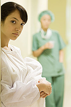 少妇,拿着,婴儿,看镜头,医务人员,背景