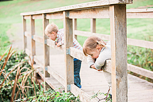 幼儿,孩子,靠着,步行桥,栏杆,公园
