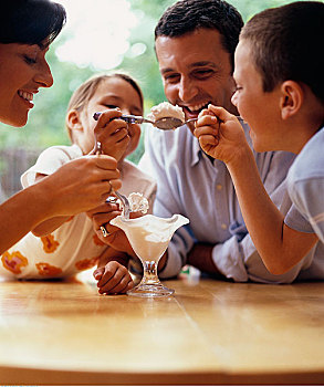 家庭,分享,圣代冰淇淋