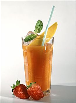 芒果,草莓饮料,玻璃杯,吸管,草莓